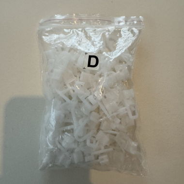 Crochets de rideau en plastique / Plastic curtain hooks