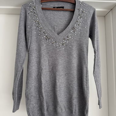 Grosser grauer Pullover