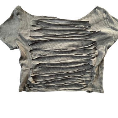 Top court gris avec découpes