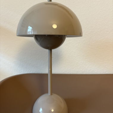 Lampe &Tradition Flowerpot VP9 en beige-gris