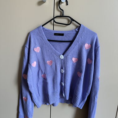 Cardigan mauve avec des cœurs rose
