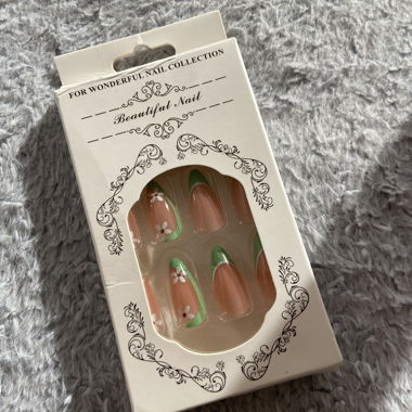 Press on nails