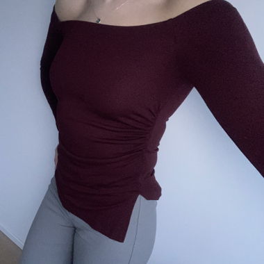 Dunkelrotes Off-Shoulder Top