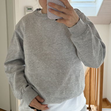 Grauer Sweatshirt-Pullover