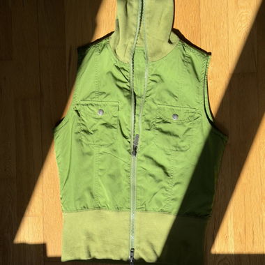 Grüne Outdoor-Weste
