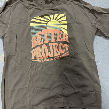 T-shirt grafica marrone