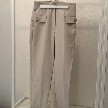 Beige Stoffhose mit Knopfdetails