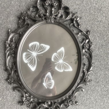 Oval picture frame
