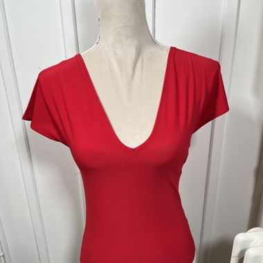 Leuchtend rotes T-Shirt