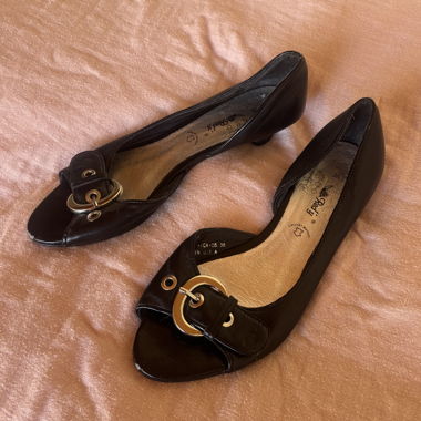 Black heeled ballet flats