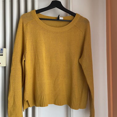 Pull en maille jaune moutarde