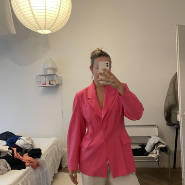 Pink blazer in the style of Jacquemus