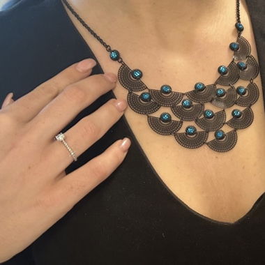 Collier noir et bleu clair