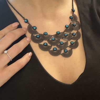Collier noir et bleu clair