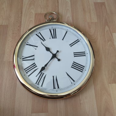 Goldschwarze Wanduhr