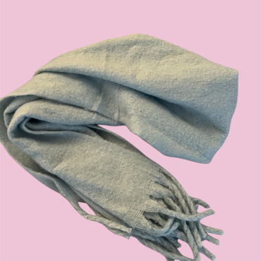 Flauschiger hellblauer Schal