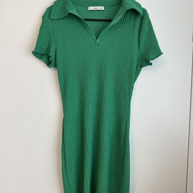 Grünes Strickkleid mit Kragen