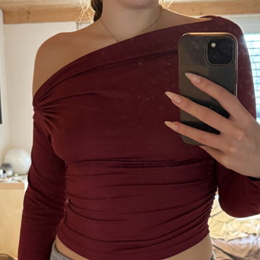 Maglione con collo asimmetrico