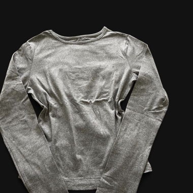 Maglia grigia a maniche lunghe