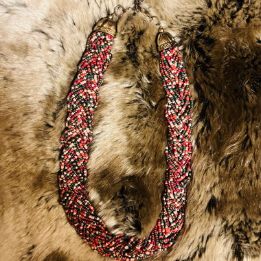 Collana fantasia con perline multicolori intrecciate