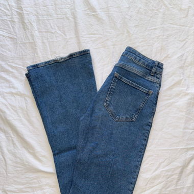 Jeans mit ausgestelltem Bein
