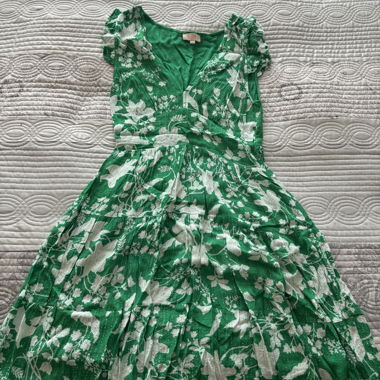 Robe verte fleurie à volants