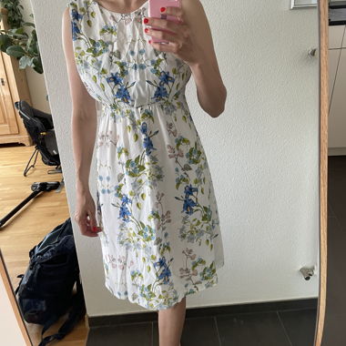 Summer dress with floral print and back detail