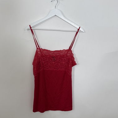 Rotes Spitzen-Cami-Top