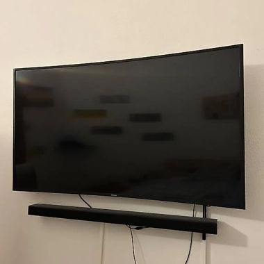 Gekrümmter Samsung-Fernseher mit Soundbar