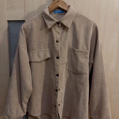 Veste-chemise en velours côtelé beige de CHERRY AKA