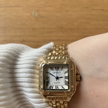 Goldene Armbanduhr mit blauen perl-details