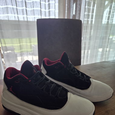 Air Jordan Max Aura 2