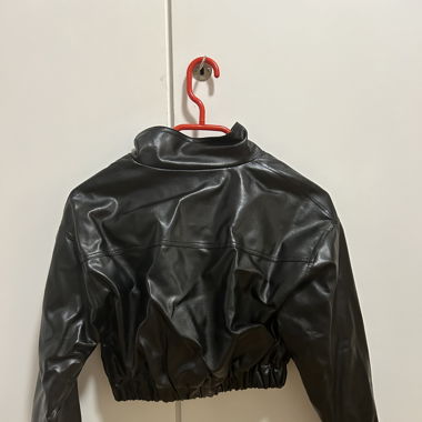 Cropped Jacket aus Kunststoff schwarz