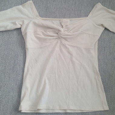 Sezane Ripp-Longsleeve Top mit tiefem Carmen-Ausschnitt creme