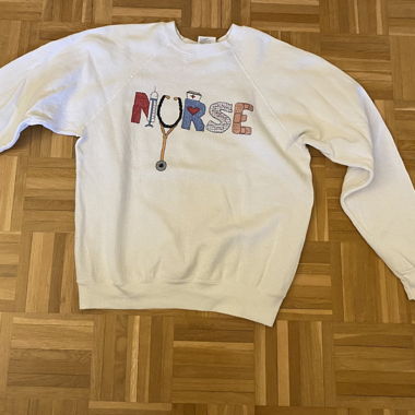 Pull blanc avec broderie