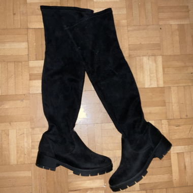 Schwarze Stiefeletten – kniehoch & weich