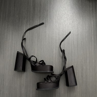 Schwarze High Heels mit breitem Absatz