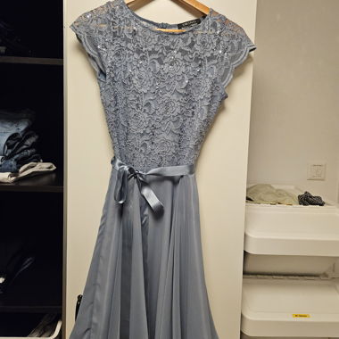 Robe en dentelle avec ruban en satin
