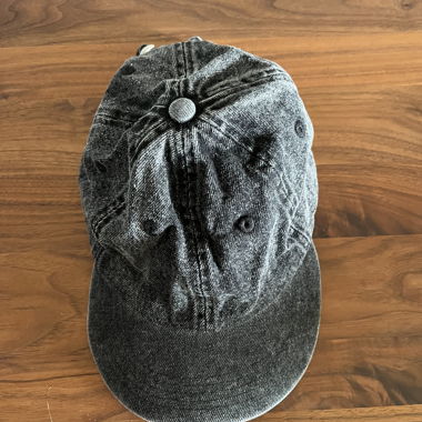 grey cap