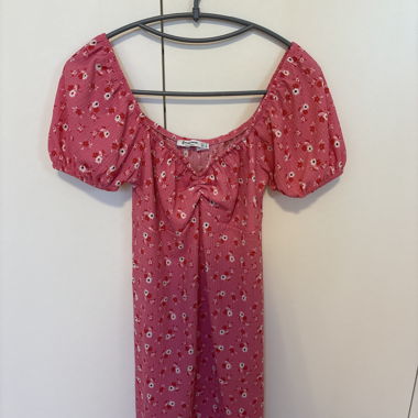 Abito floreale rosa con maniche a palloncino