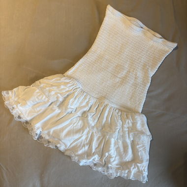 Vestito bandeau bianco con volant