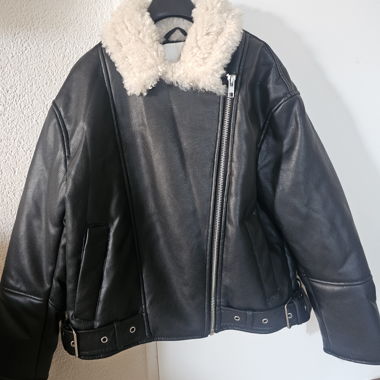 Veste noire en cuir synthétique avec col en fourrure