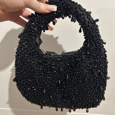 Schwarze Handtasche mit Perlen