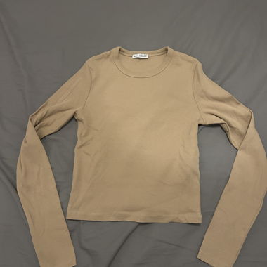 Haut court beige à manches longues