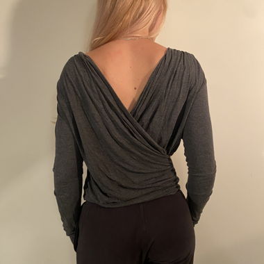 T-shirt à manches longues avec décolleté dans le dos
