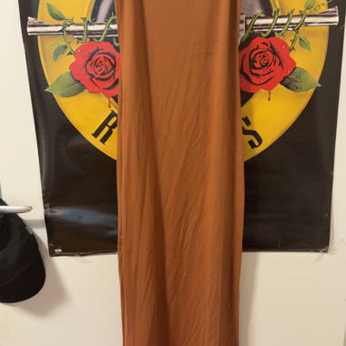 Vestito lungo marrone aderente al corpo