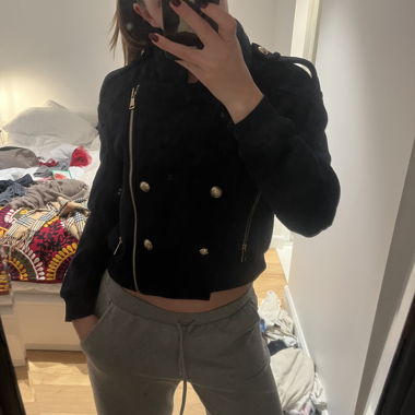 Dunkelblaue Bomberjacke