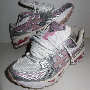 Asics GEL-Kayano 14 in Pink & Weiss