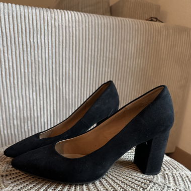 Schwarze Samt-Pumps
