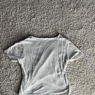Joli top cache cœur blanc 